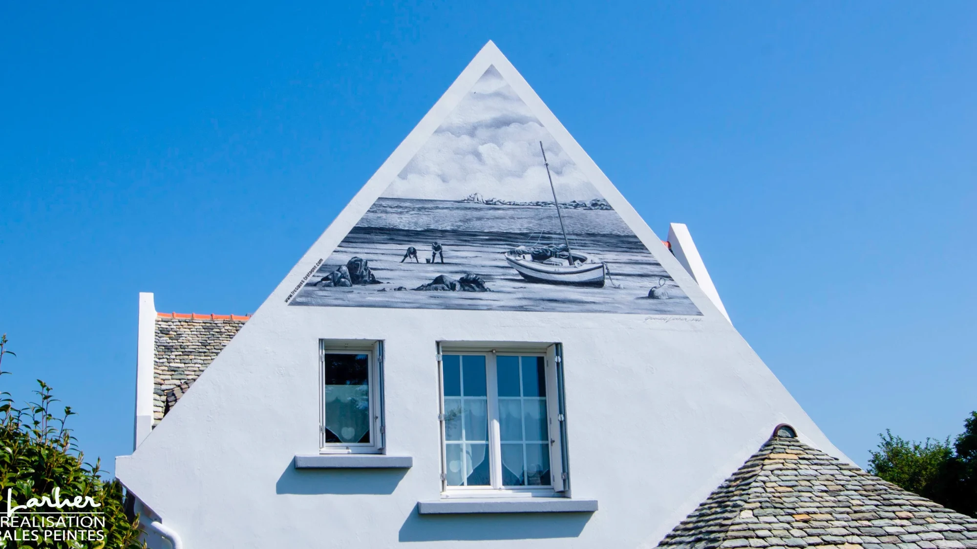 Détail du pignon en trompe-l'œil, scène de pêche à pied, à Locquirec